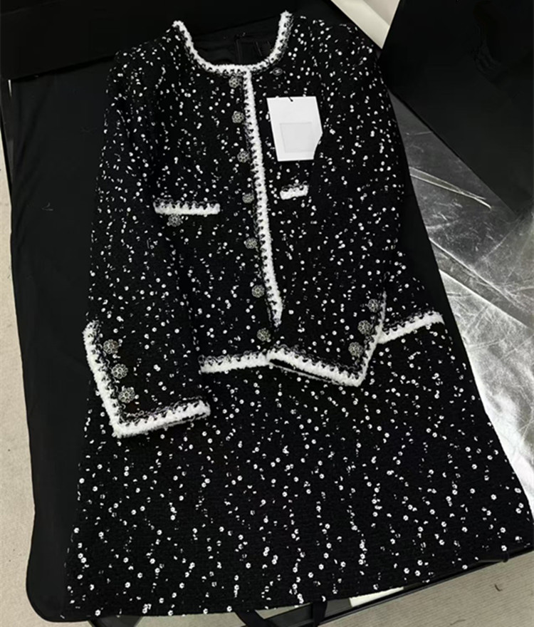 Women'S Fashion Long Coat - แฟชั่นผู้หญิงสไตล์ยุโรปแบบปรับแต่งได้ คอลเลคชั่นฤดูใบไม้ผลิ 2026 เสื้อโค้ทผ้าทวีดสีดำประดับเลื่อม แขนยาว ติดกระดุมเม็ดเดียว